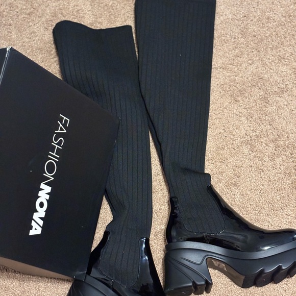 Knit shaft goes over the knee. Never worn. Round toe, platform block heel. - Picture 4 of 5